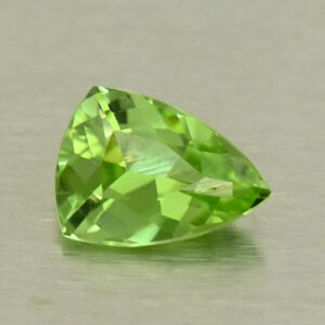 AppleGreenPeridot drop trill 7.7x5.6mm 0.89cts N pe120