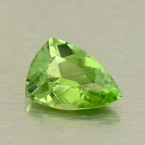 AppleGreenPeridot drop trill 8.0x5.5mm 0.91cts N pe122
