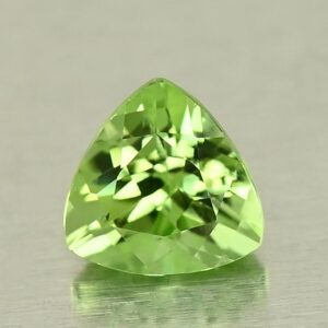 AppleGreenPeridot trill 5.5mm 0.74cts N pe131