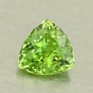 AppleGreenPeridot trill 7.4mm 1.34cts N pe133
