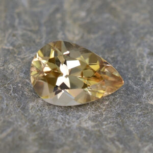 ChampagneZircon pear 12.5x8.6mm 5.44cts N zn2938 crop