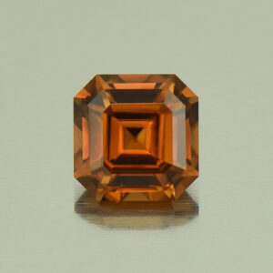 OrangeZircon sq eme cut 4.5mm 0.70cts N zn5334