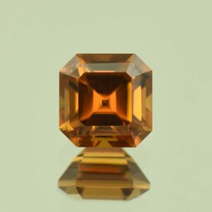 OrangeZircon sq eme cut 7.5mm 3.47cts N zn6686