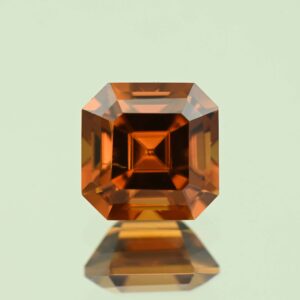 OrangeZircon sq eme cut 8.0mm 4.23cts N zn7509