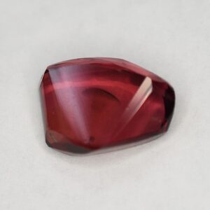 Rhdolite freeform 11.9x8.1mm 5.24cts a rh271