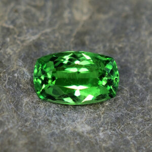 Tsavorite cushion 10.6x6.6mm 2.39cts N ts156 crop