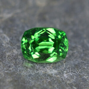 Tsavorite cushion 7.9x5.9mm 2.08cts N ts131 crop